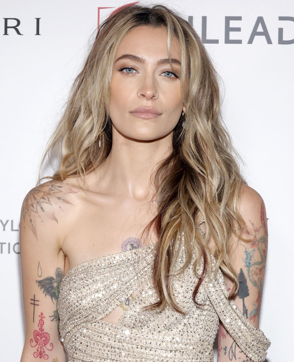 Paris Jackson’s beauty look consisted of a bronzed makeup palette, loose waves, and an assortment of jewelry from Noudar, Cartier, and Le Vian