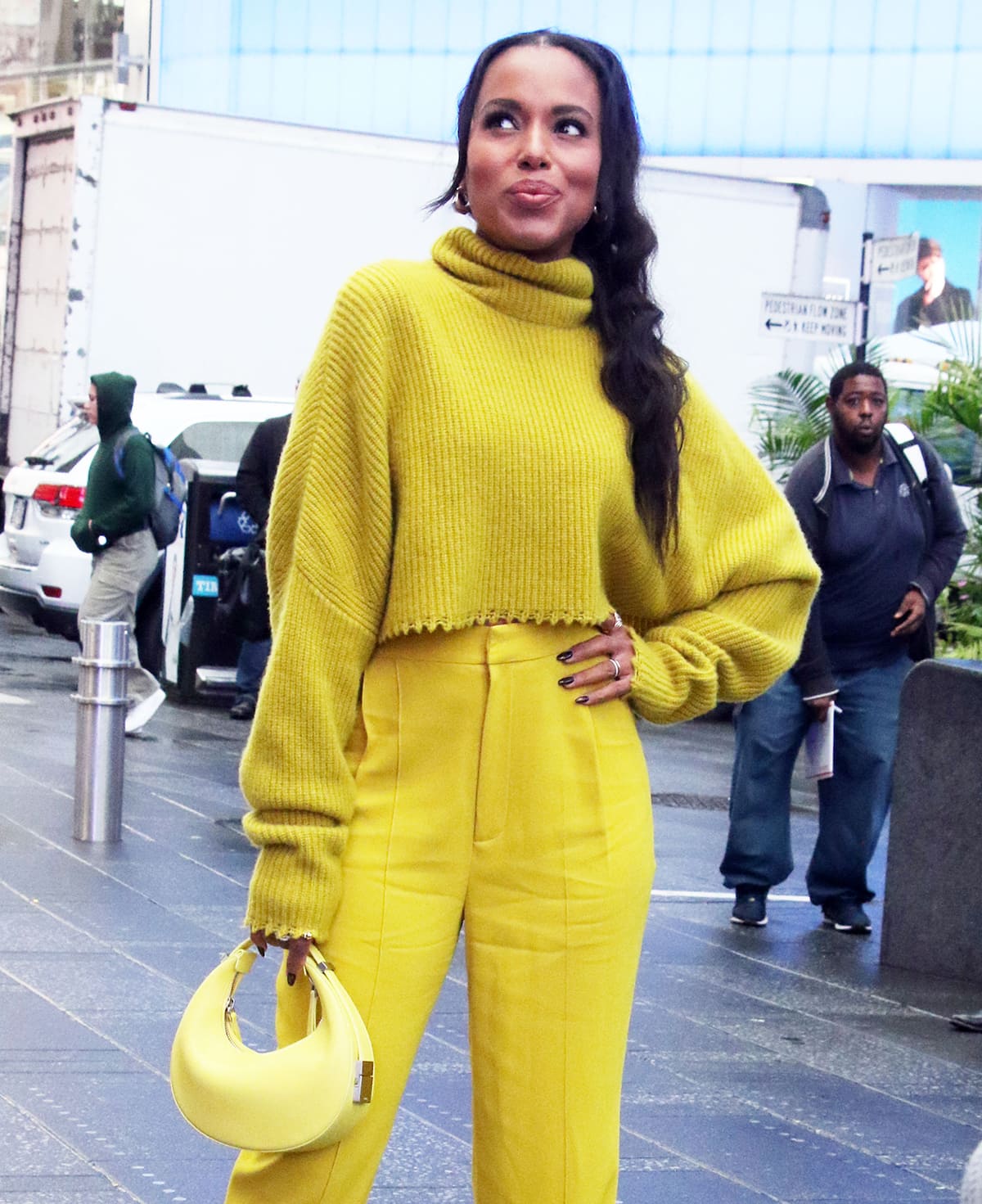 Kerry Washington wears long, curly hair extensions and enhances her features with mascara, rosy blush, and pink lipstick