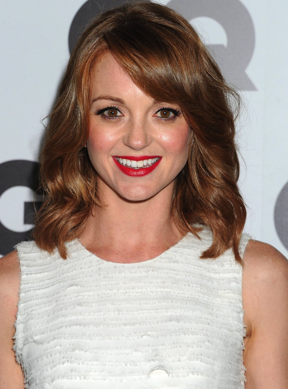 Jayma Mays is an American actress, who is known for her roles as Emma Pillsbury in Glee and Charlie Andrews in Heroes