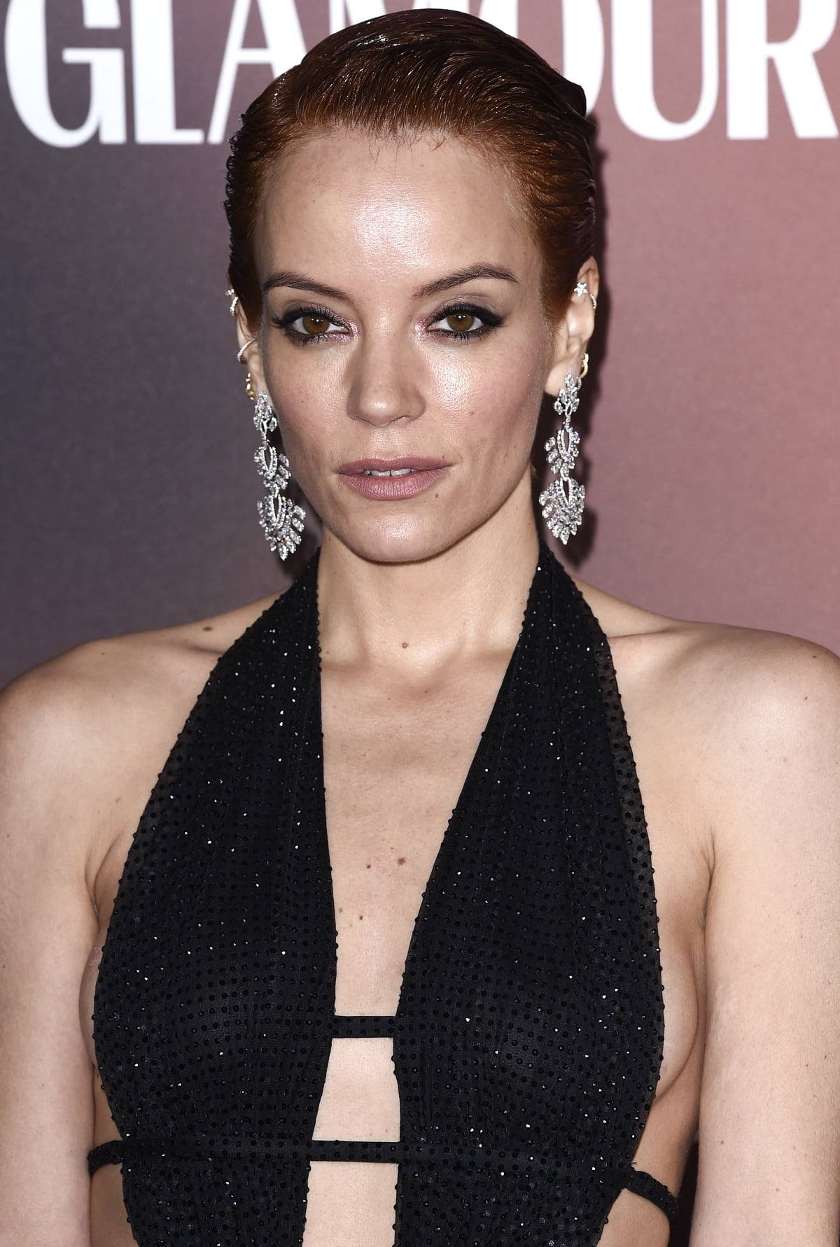Lily Allen’s beauty look consisted of subtle makeup, a slicked-back wet-look hairstyle, and Messika jewels