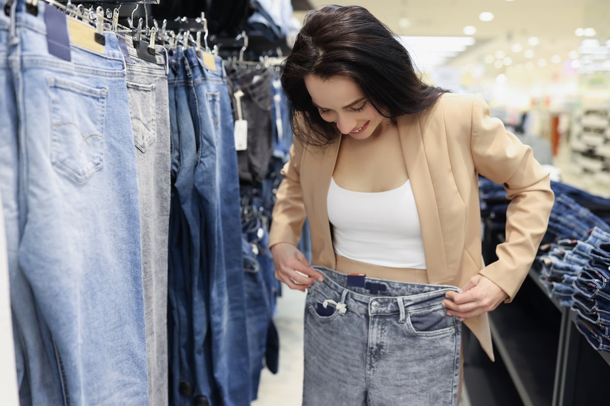 When selecting jeans, there are several factors to consider to ensure that you choose the right pair that fits your style, body type, and comfort preferences