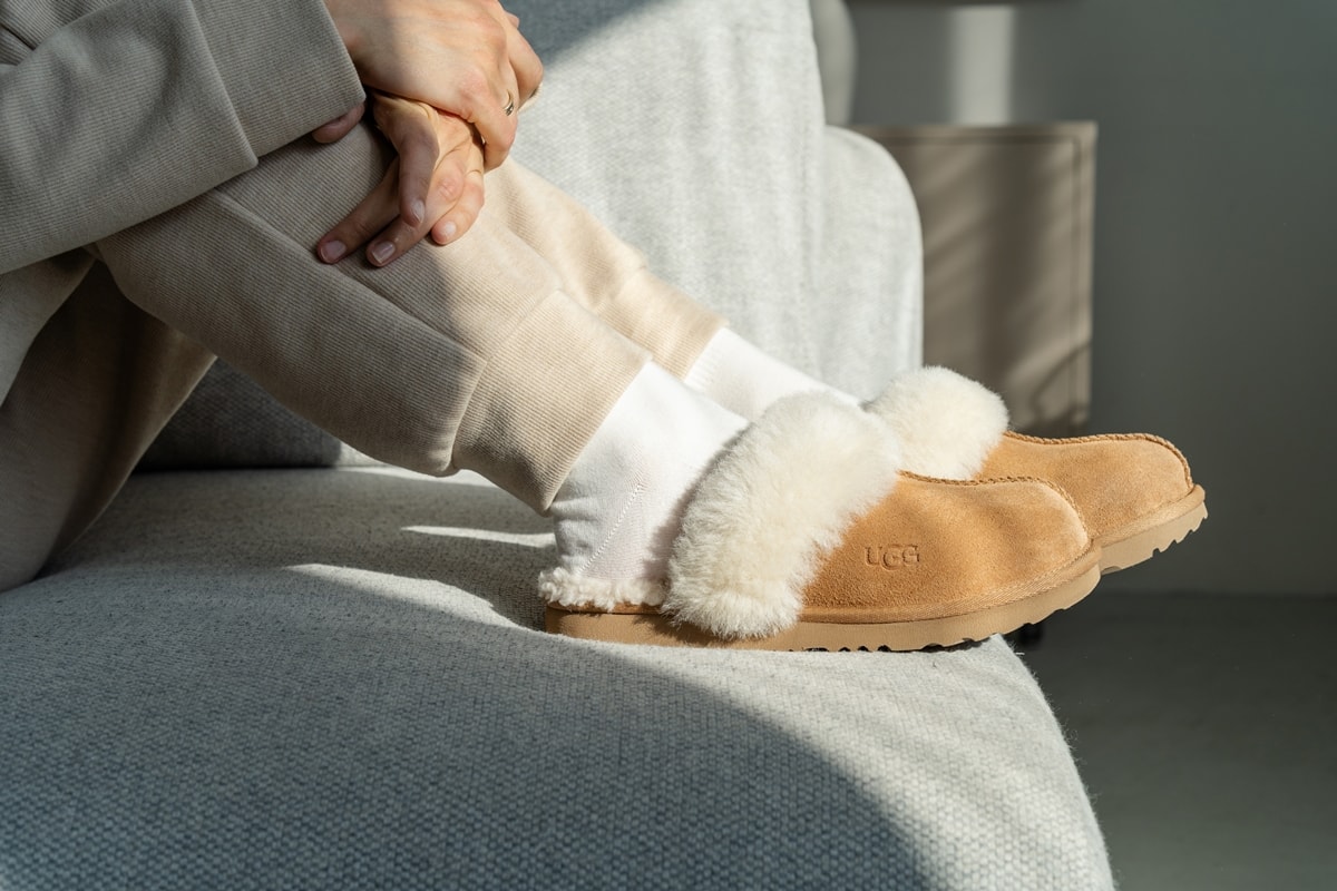 Slippers are essential indoor footwear that provides comfort and protection for our feet at home, distinguishing them from outdoor shoes