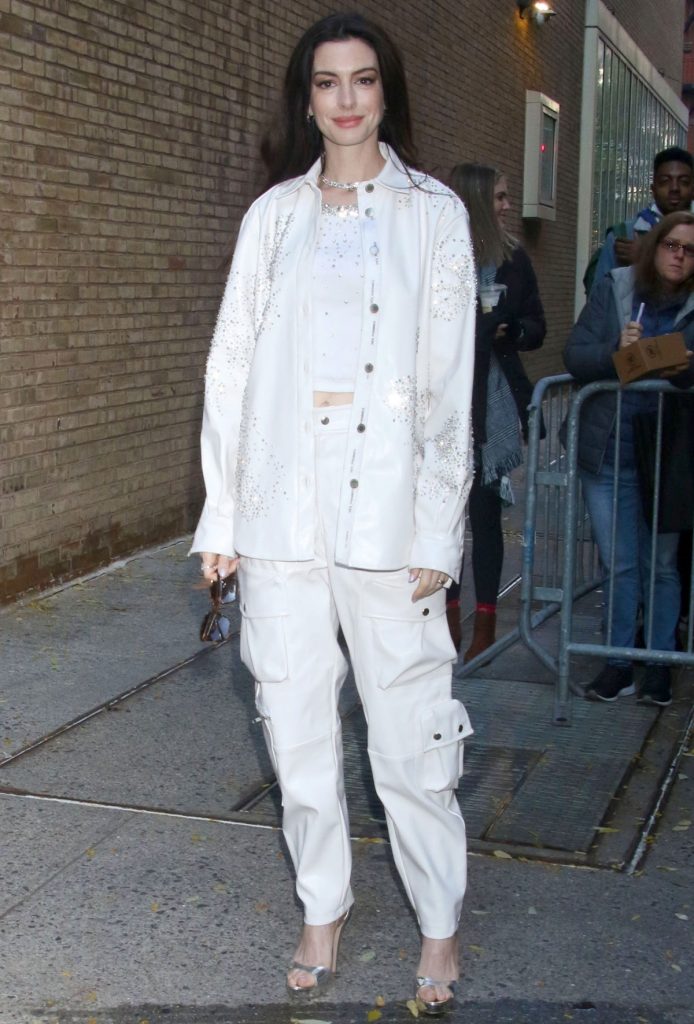 Anne Hathaway Shares Never Again Anniversary Date Idea in AllWhite(02)