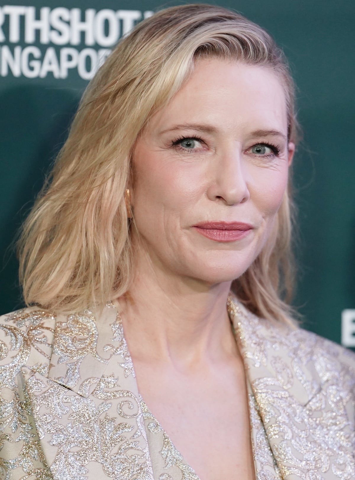 Cate Blanchett’s beauty look consisted of a natural makeup palette, minimal accessories, and a side-parted blonde bob