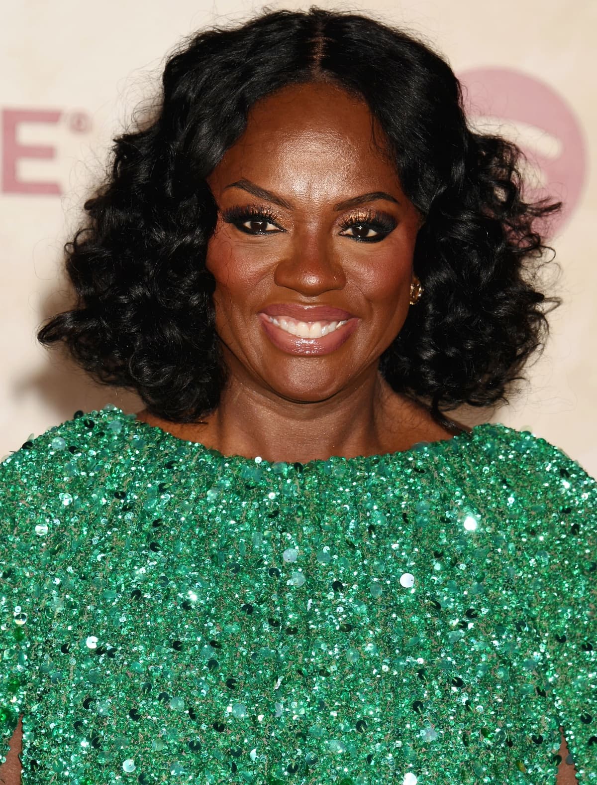 Viola Davis’ beauty look consisted of a wavy bob, black eyeliner, a pink blush, and Tabayer jewels