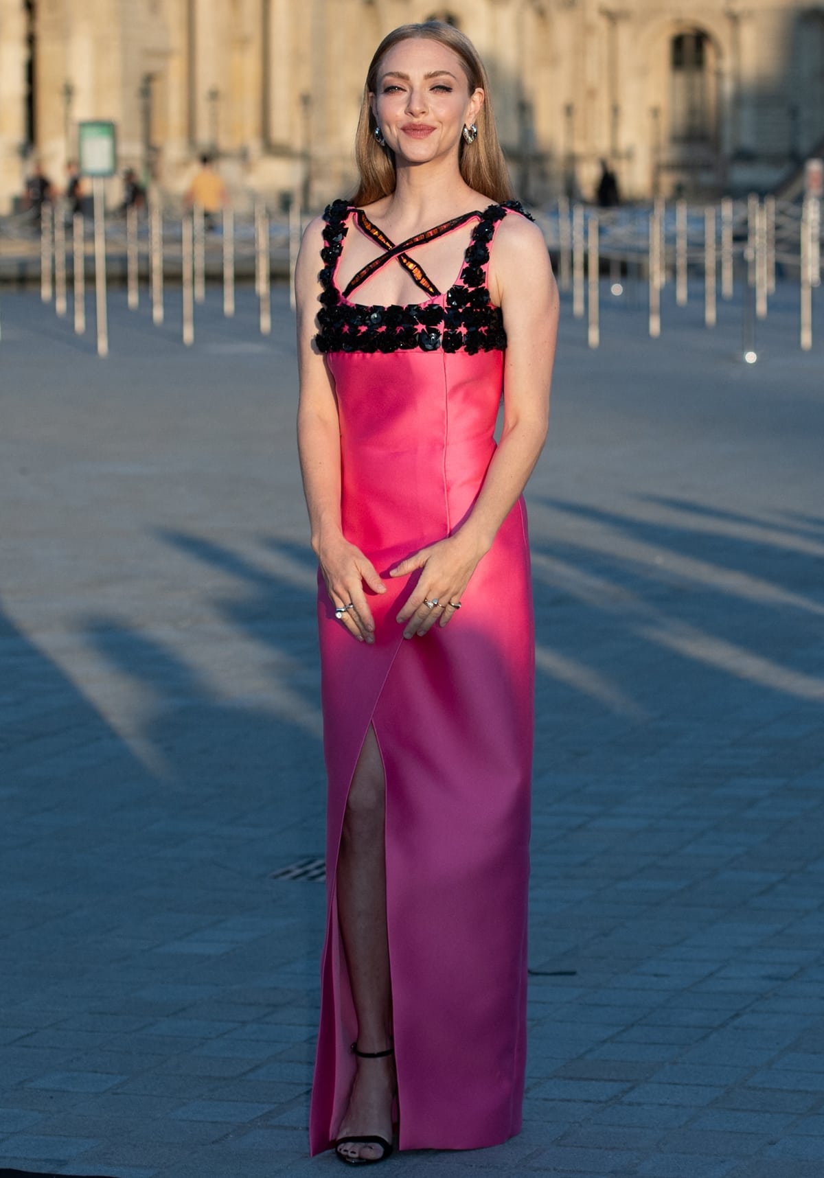 In a custom Barbie pink Prada gown, Amanda Seyfried dazzles at Paris Fashion Week, embodying vibrant elegance