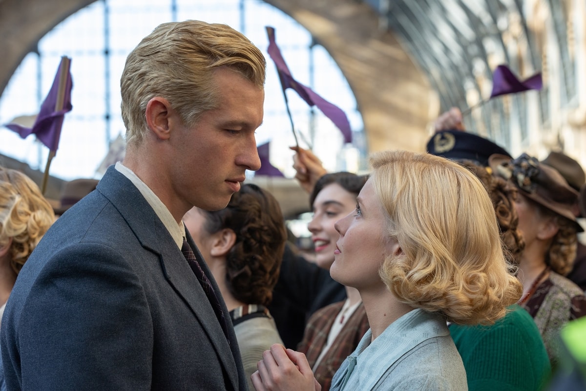 Callum Turner as Joe Rantz and Hadley Robinson as Joyce Simdars in "The Boys in the Boat"