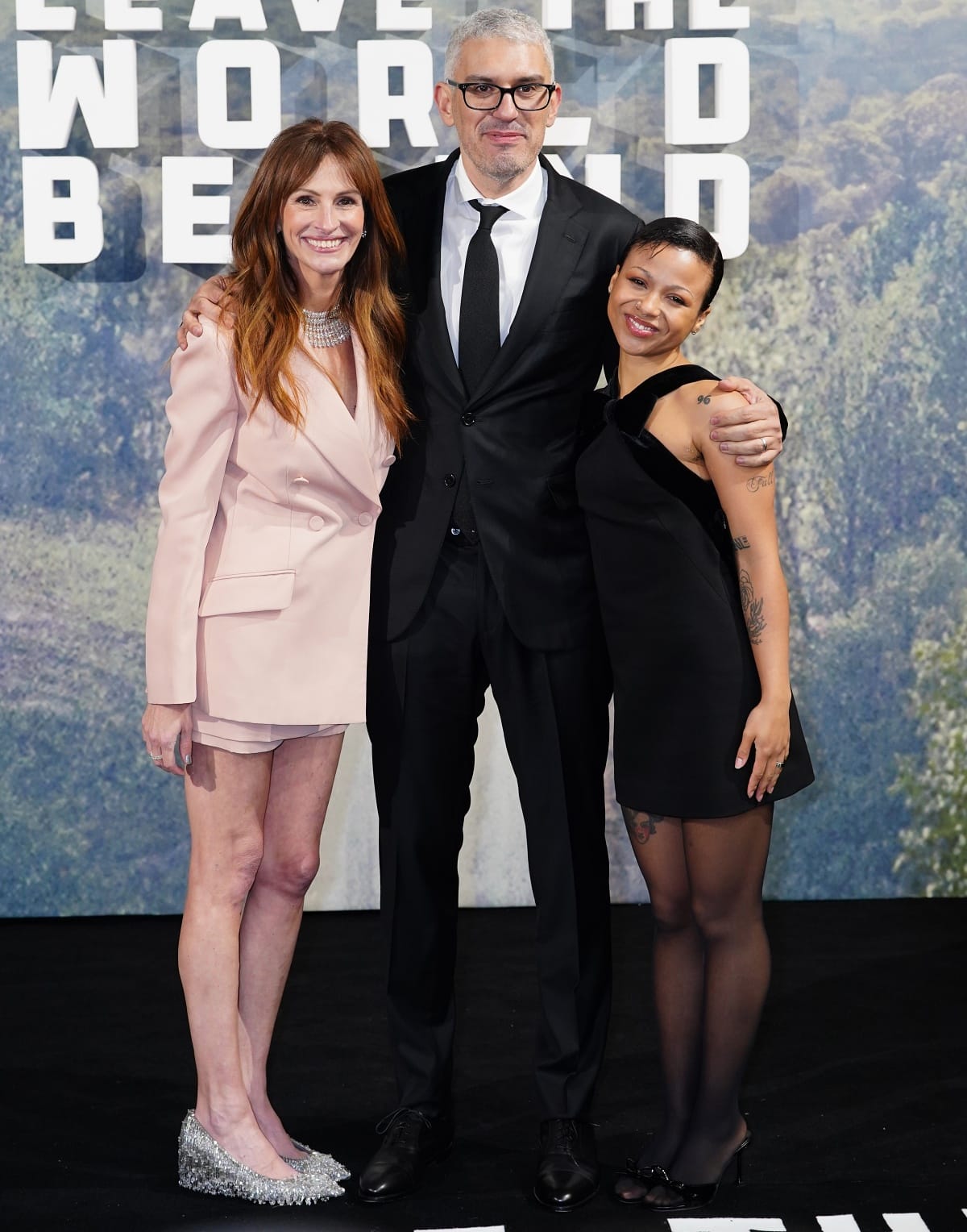 Julia Roberts, who stands at 5 feet 8 inches (172.7 cm), posed for photographs with director Sam Esmail, the tallest at 6 feet 4 inches (193 cm), and her co-star Myha’la Herrold, who is 5 feet ½ inch (153.7 cm) tall, at the Leave the World Behind special screening in London
