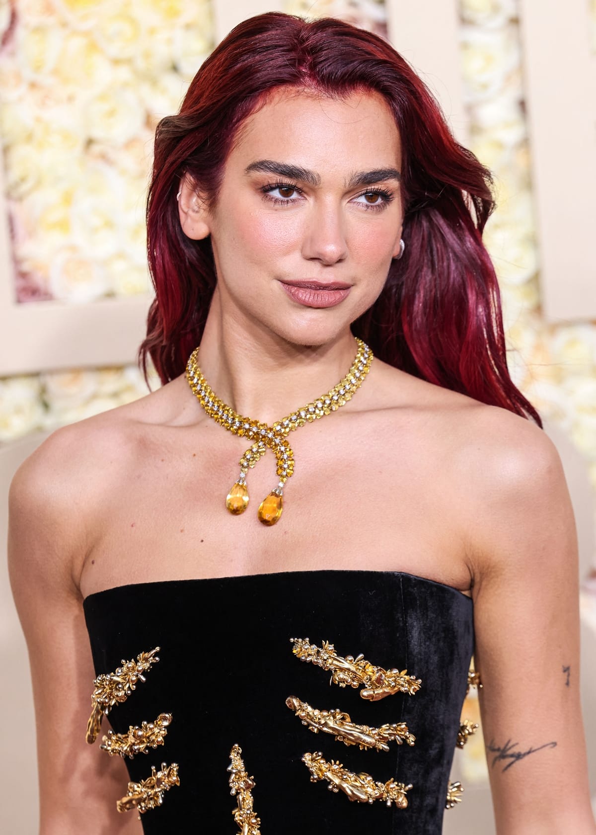 Complementing her Schiaparelli gown, Dua Lipa chose a vintage Tiffany & Co. necklace and a ring featuring a large yellow sapphire, adding a touch of timeless glamour to her ensemble