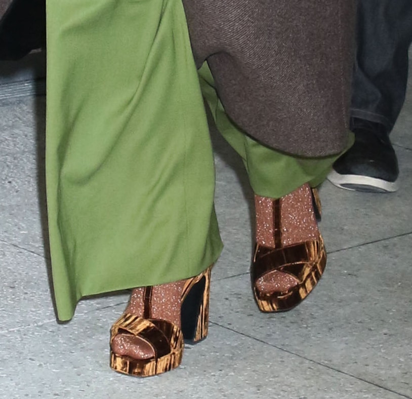 Isla Fisher wears Sezane's lurex socks before slipping into the Sidonie platform sandals made of pleated velvet