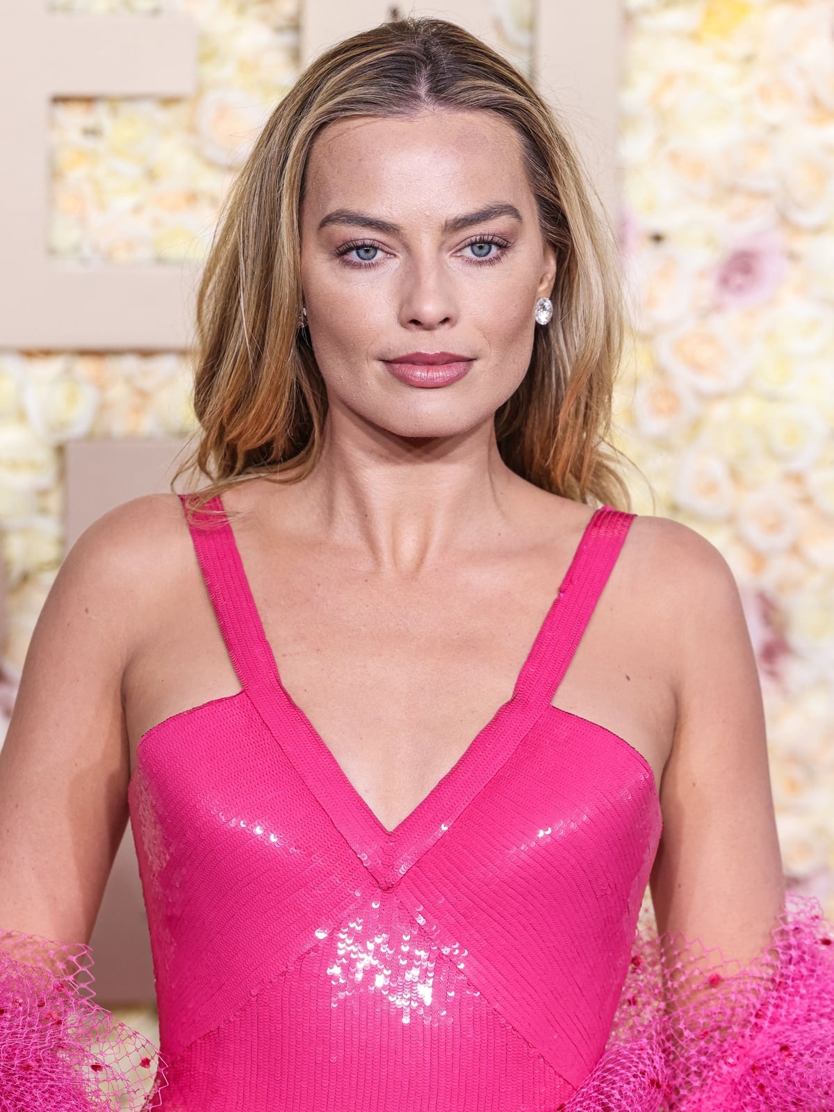 Margot Robbie dazzles with $3 million worth of Lorraine Schwartz Jewelry, featuring 30-carat diamond earrings and a rare Golconda Diamond ring, at the Golden Globe Awards
