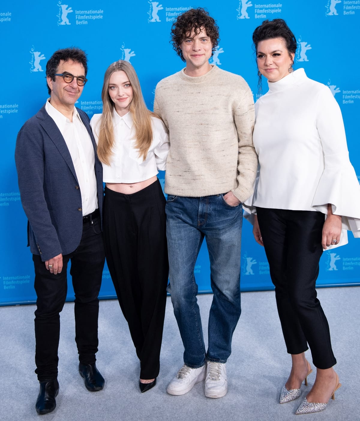 Amanda Seyfried looks petite standing next to Atom Egoyan, Douglas Smith, and Ambur Braid at the "Seven Veils" photocall