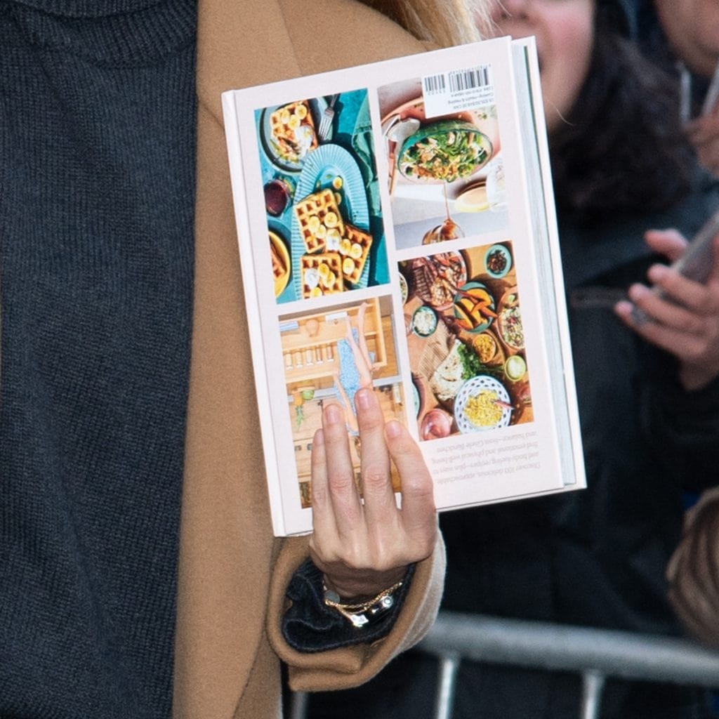 Gisele Bündchen Stuns in KneeHigh Boots & Denim Skirt—See Her Chic NYC(01)