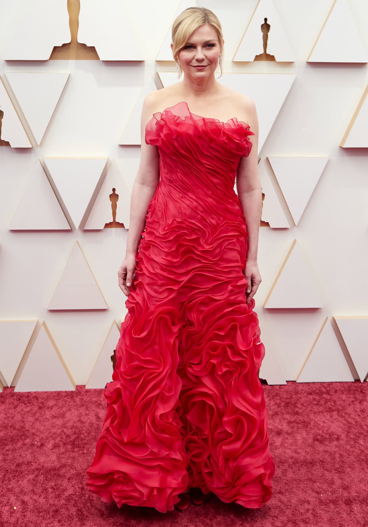 Kirsten Dunst stunned at the 94th Oscars on March 27, 2022, wearing a vintage strapless Christian Lacroix gown and matching diamond jewelry