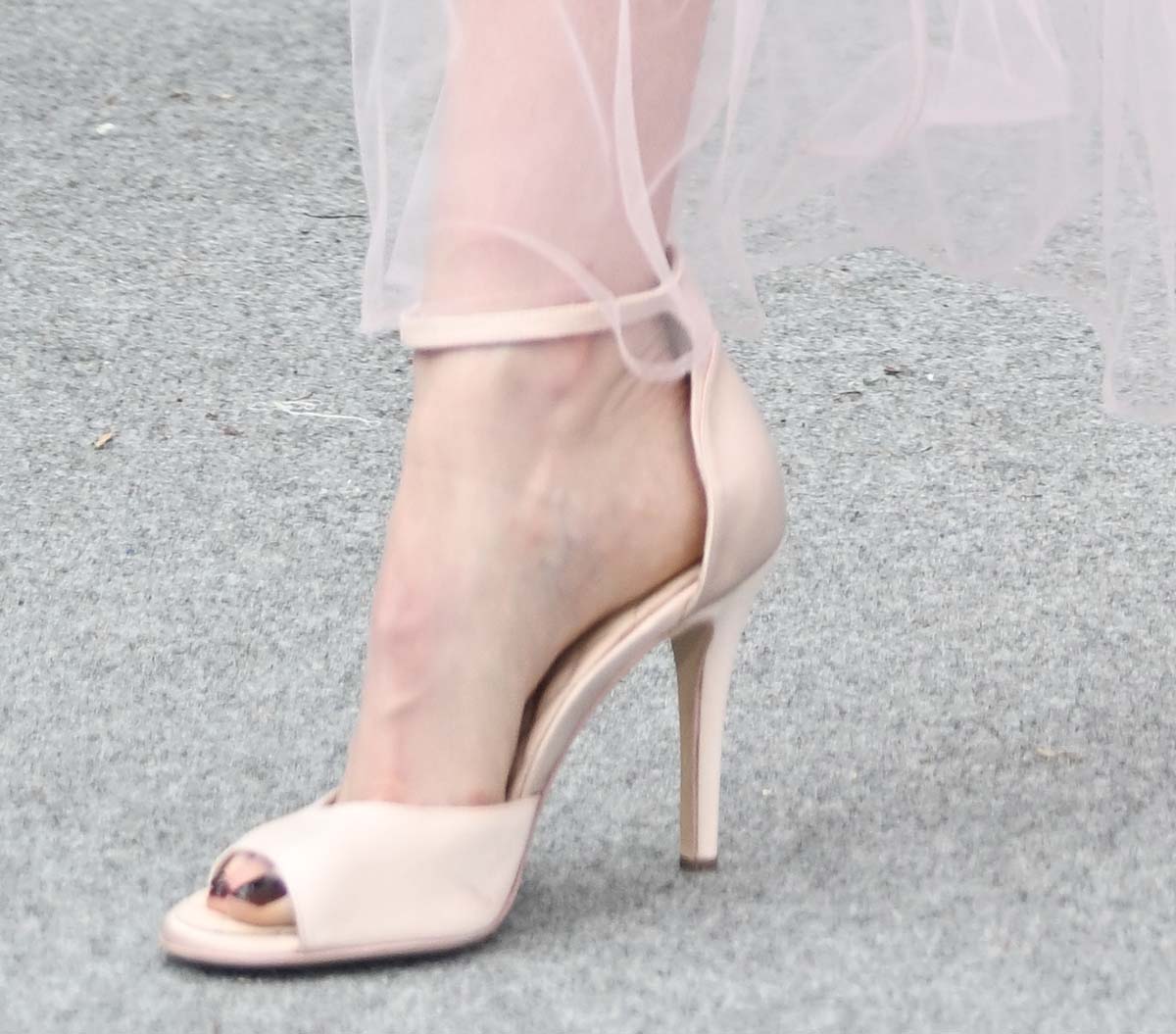 Kristen Stewart slips her pedicured feet into a pair of nude open-toe sandals by Chanel