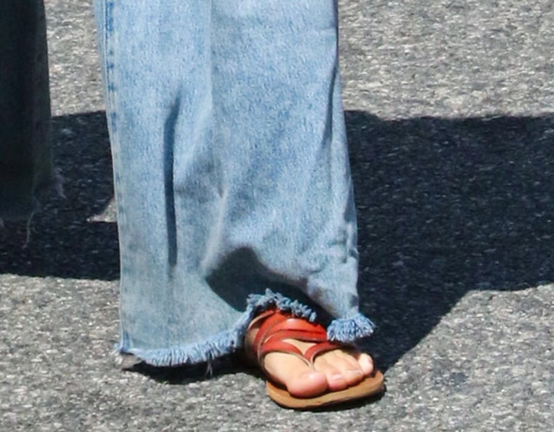 Sophia Hammons completes her relaxed summer ensemble with strappy flat thong sandals by Universal Thread