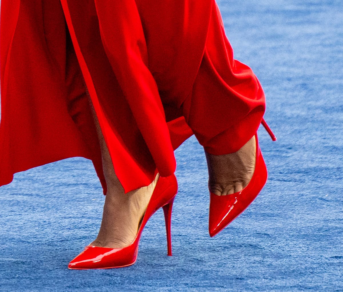 Serena steps out in glossy red patent stiletto pumps, their razor-sharp pointed toes and mirror finish amplifying the drama of her all-red ensemble