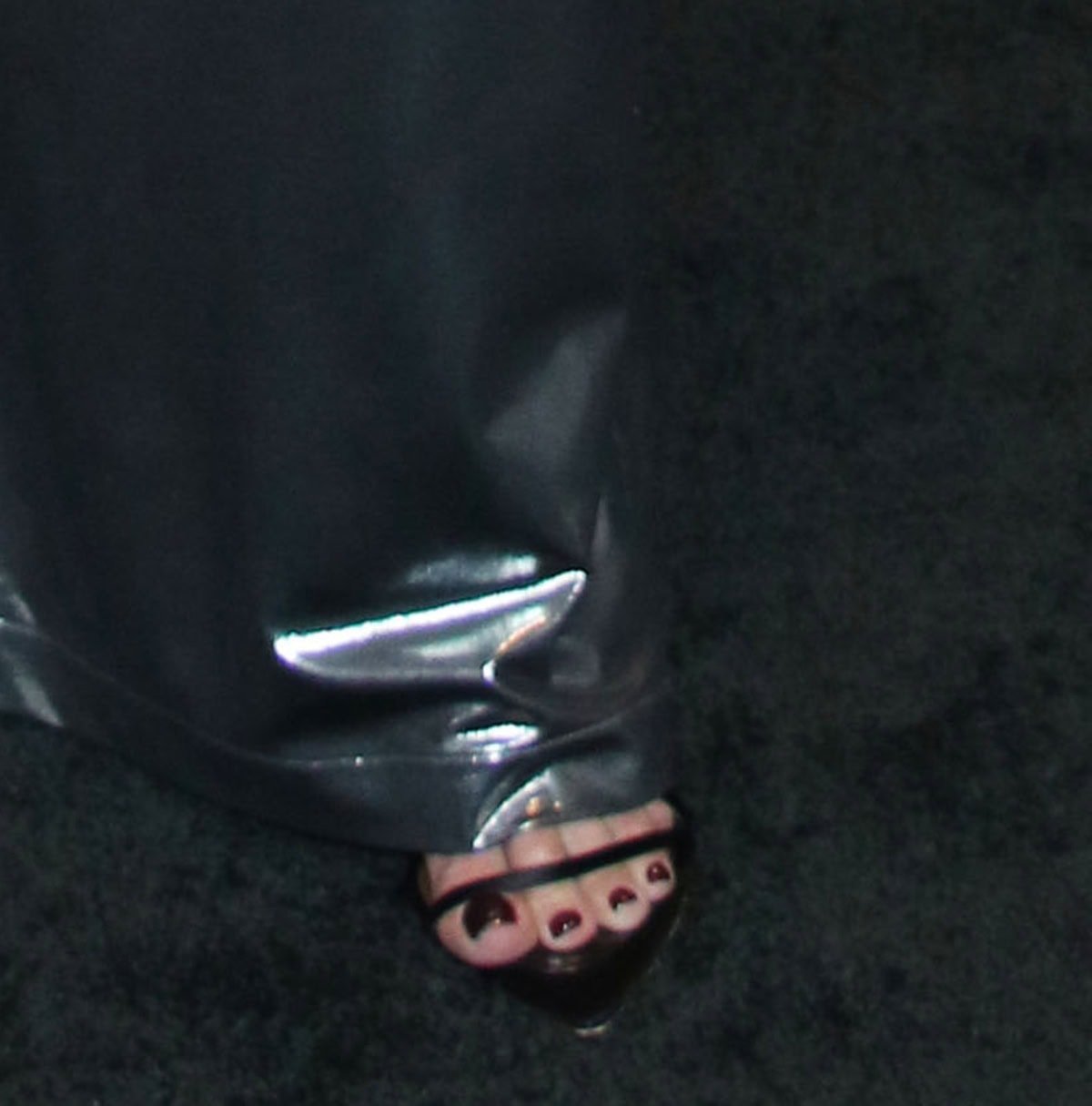 Ali Larter balances the shine of her dress with minimalist black sandals with open toes that showcase her pedicure