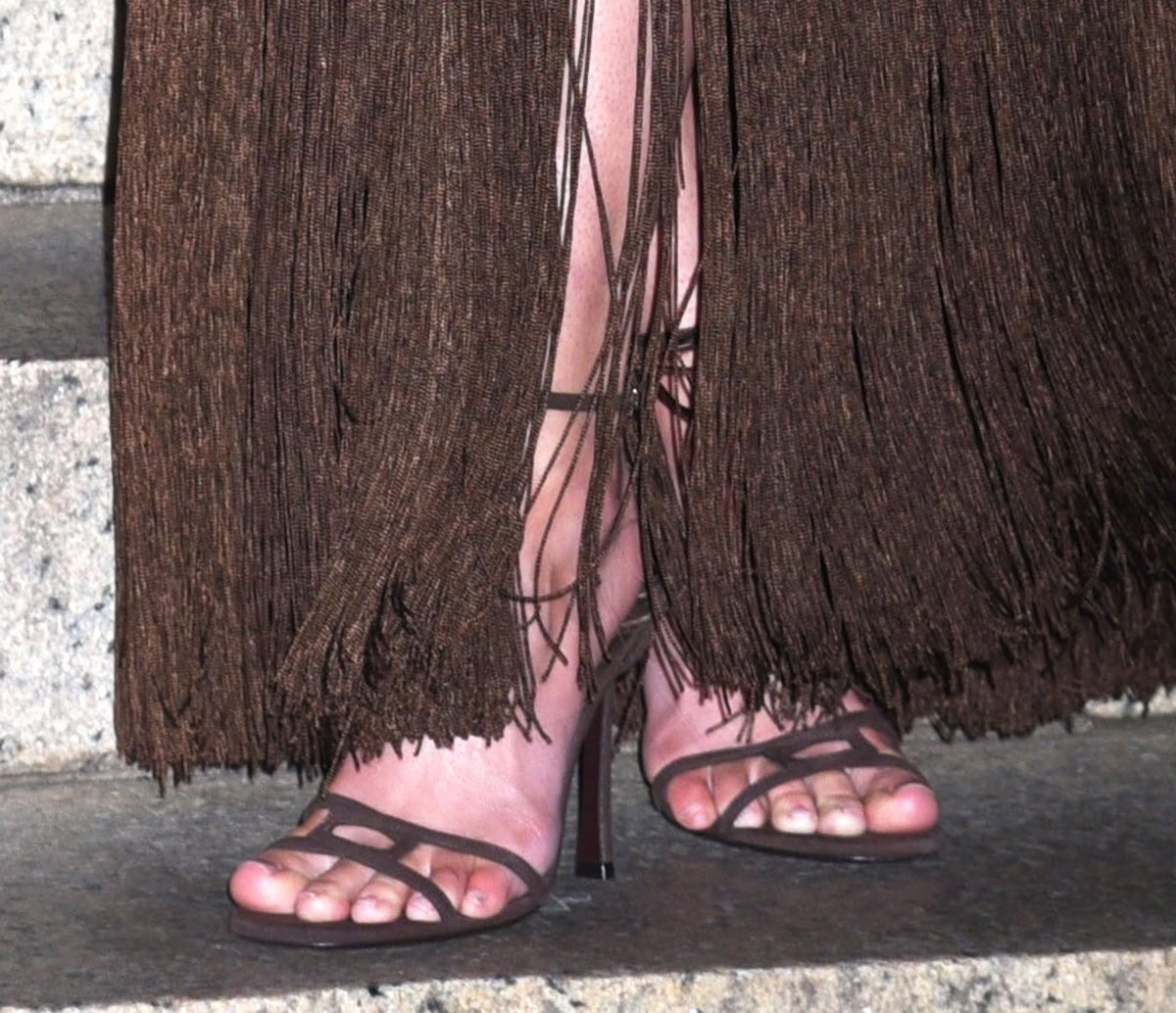 Kelsea Ballerini channels earthy elegance in the reissued Jimmy Choo “1998 Leo” sandals from the brand’s Archive Collection, crafted in rich brown suede with delicate straps that nod to the label’s late-’90s roots