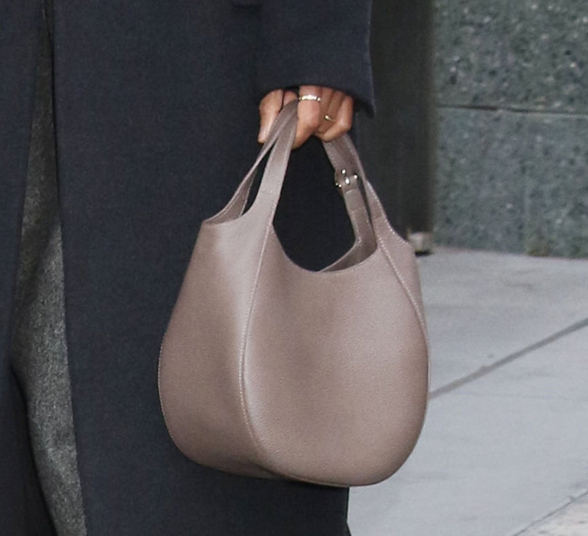 Zoe Saldaña styles her look with Cartier jewels and a taupe Longchamp “Le Foulonne S” bag