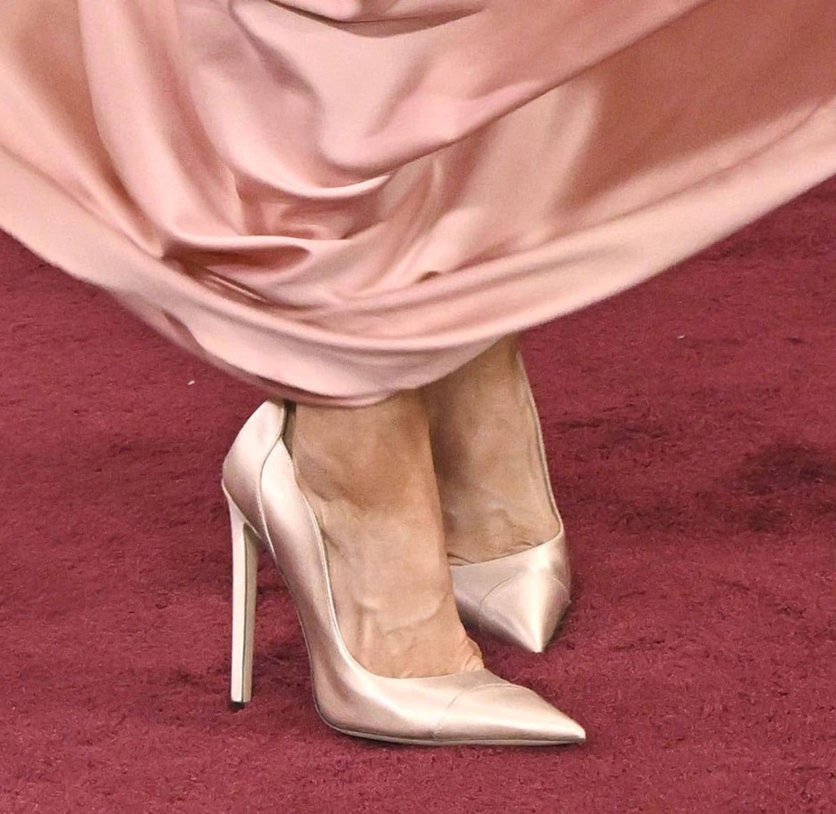 Nikki Glaser arrives on the red carpet in pink satin Jimmy Choo “Brigitte” half d'Orsay pumps