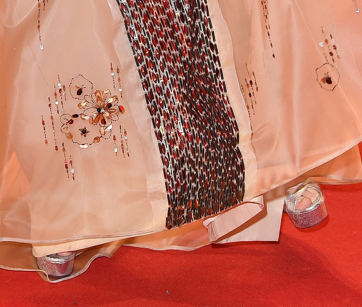 Amanda Seyfried pairs her sand-colored, bronze-embellished Prada gown with textured silver leather open-toe sandals