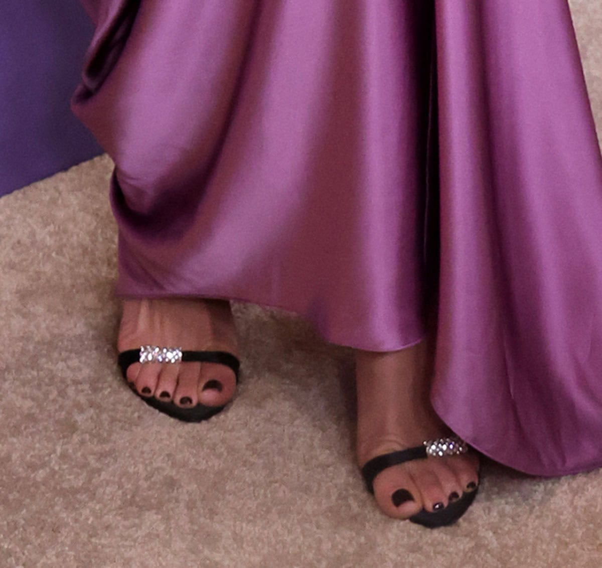 Kate Hudson teams her lilac gown with black open-toe sandals featuring crystal accents on the toe straps