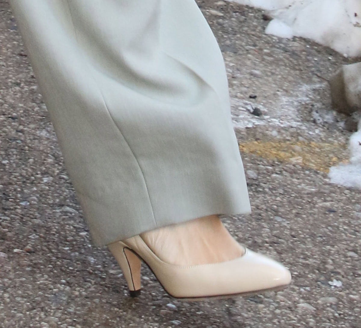 Naomi Watts slips into ivory leather Jude “Haze” pumps, defined by a low-cut vamp and a softly tapered heel that balance elegance with day-long wearability