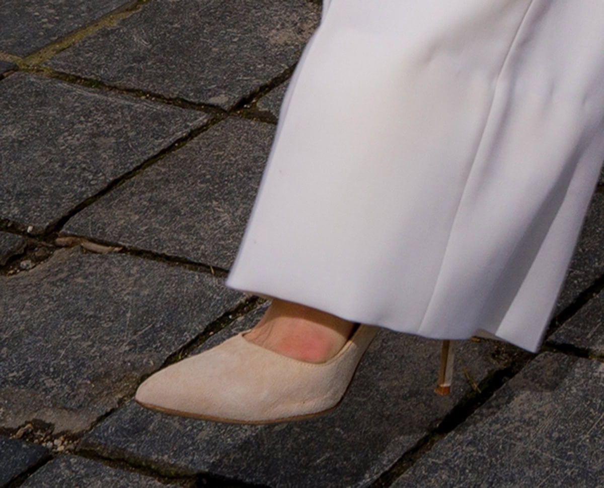 Selma Blair wears an elegant pair of beige suede pumps with classic pointed toes and high heels