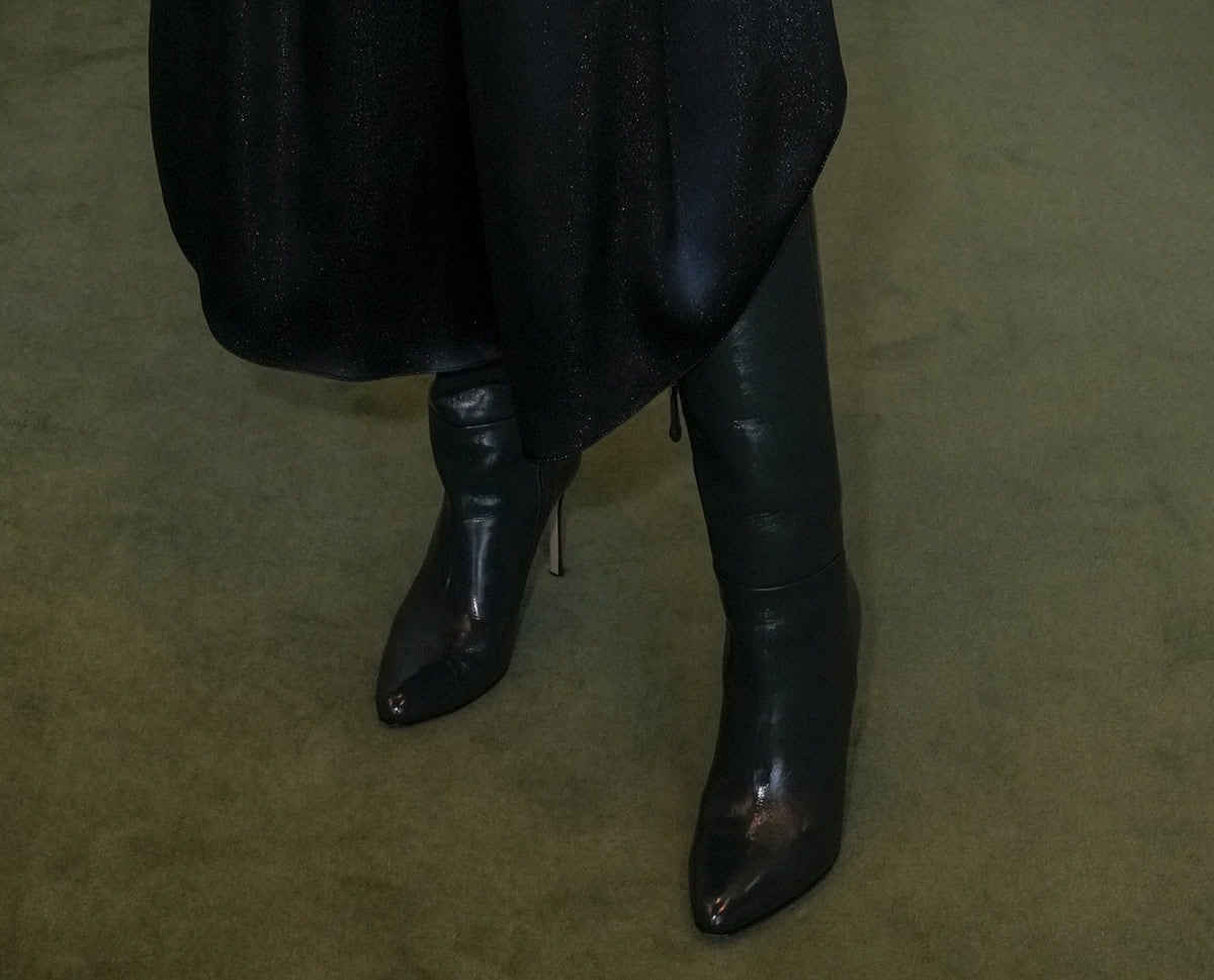 Anne Hathaway adds a sharp finish to her look with sleek leather knee-high boots featuring pointed toes and slim stiletto heels