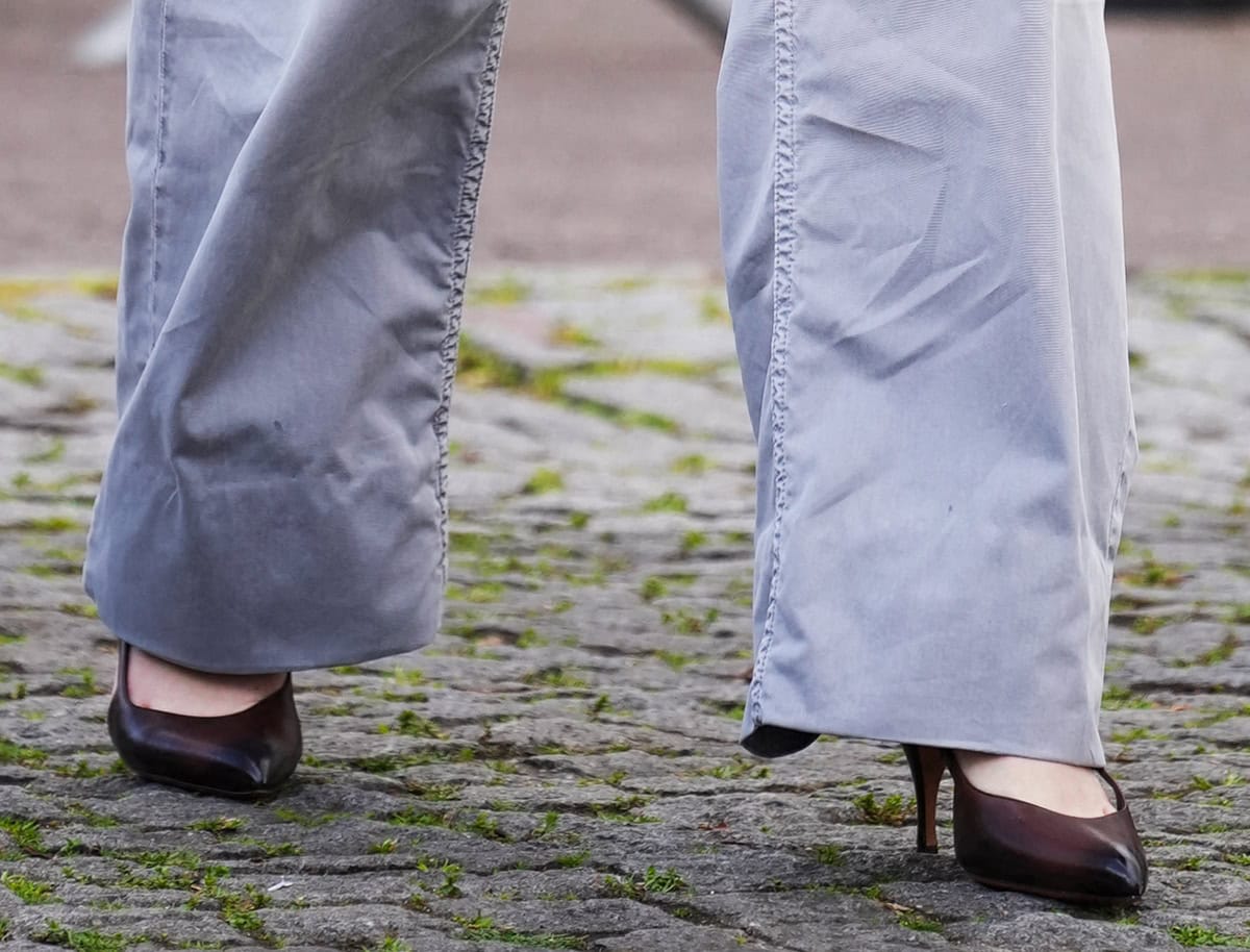Joey King shows her more laid-back take on the burnished dark brown leather pumps