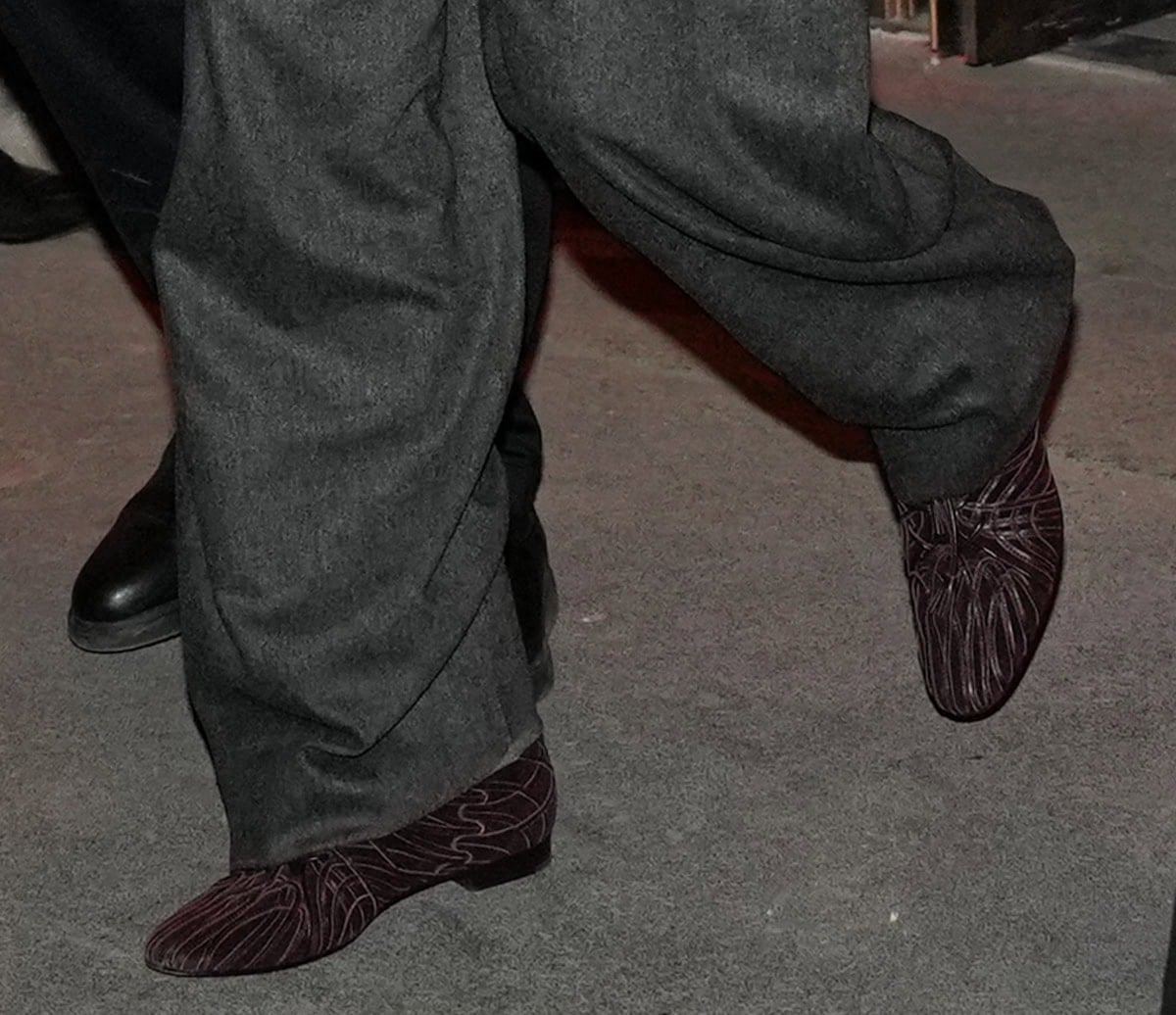 Margot Robbie wears a pair of burgundy oxfords with a velvety suede base and leather overlays from Armani