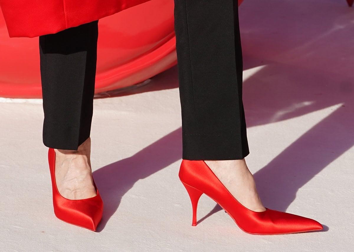 Meryl Streep wears red Prada Raso silk pumps with sharp elongated, pointed toes and tapered heels