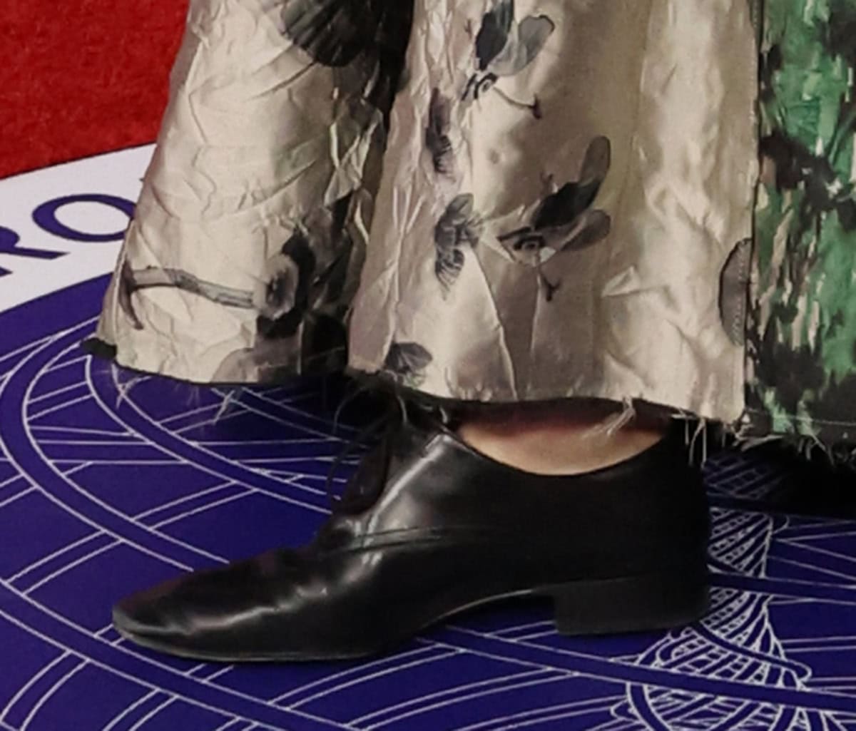 Olivia Wilde slips into a pair of comfy leather oxfords with elongated vamps and closed-toe lacing