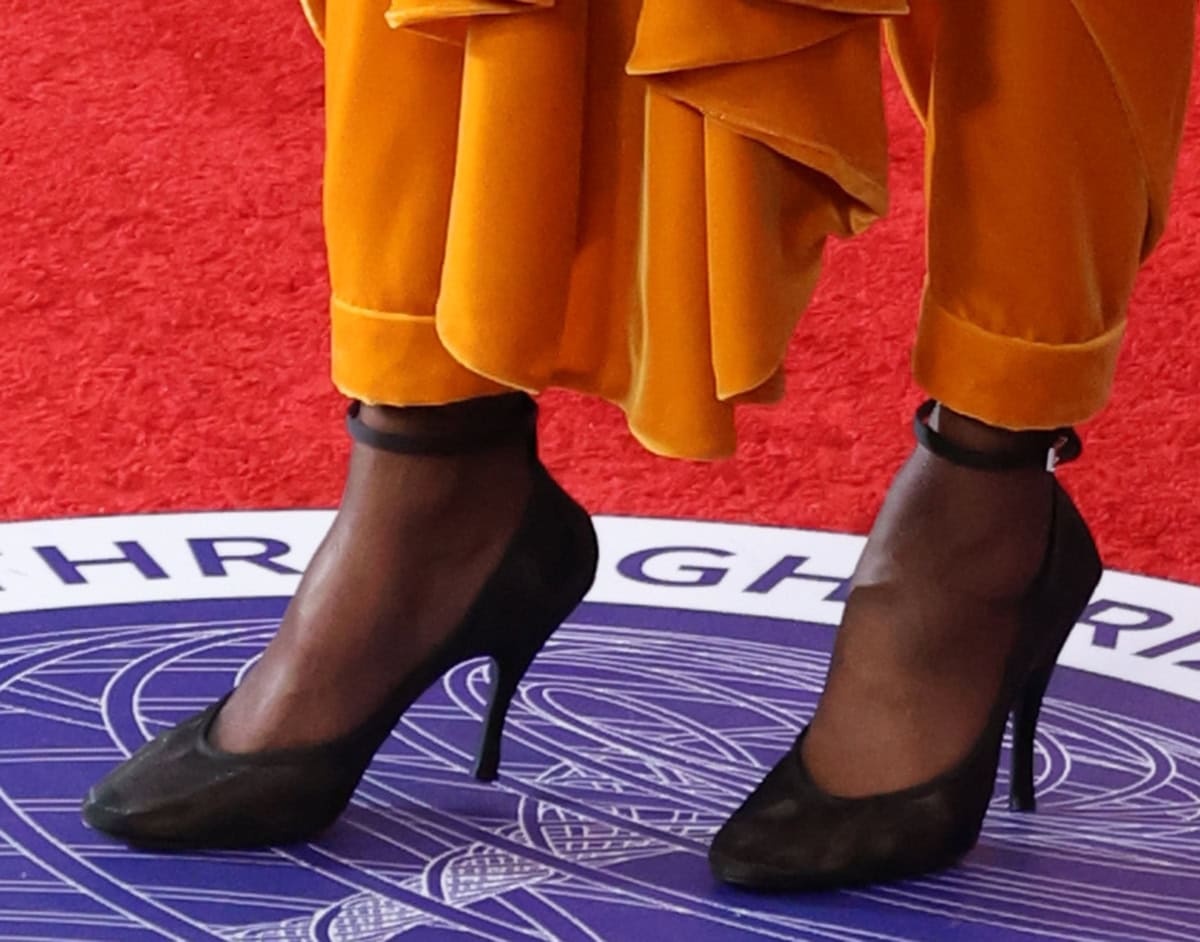 Zoe Saldaña is wearing a pair of Alaïa black mesh pumps with a sculpted heel counter and slightly curved heels