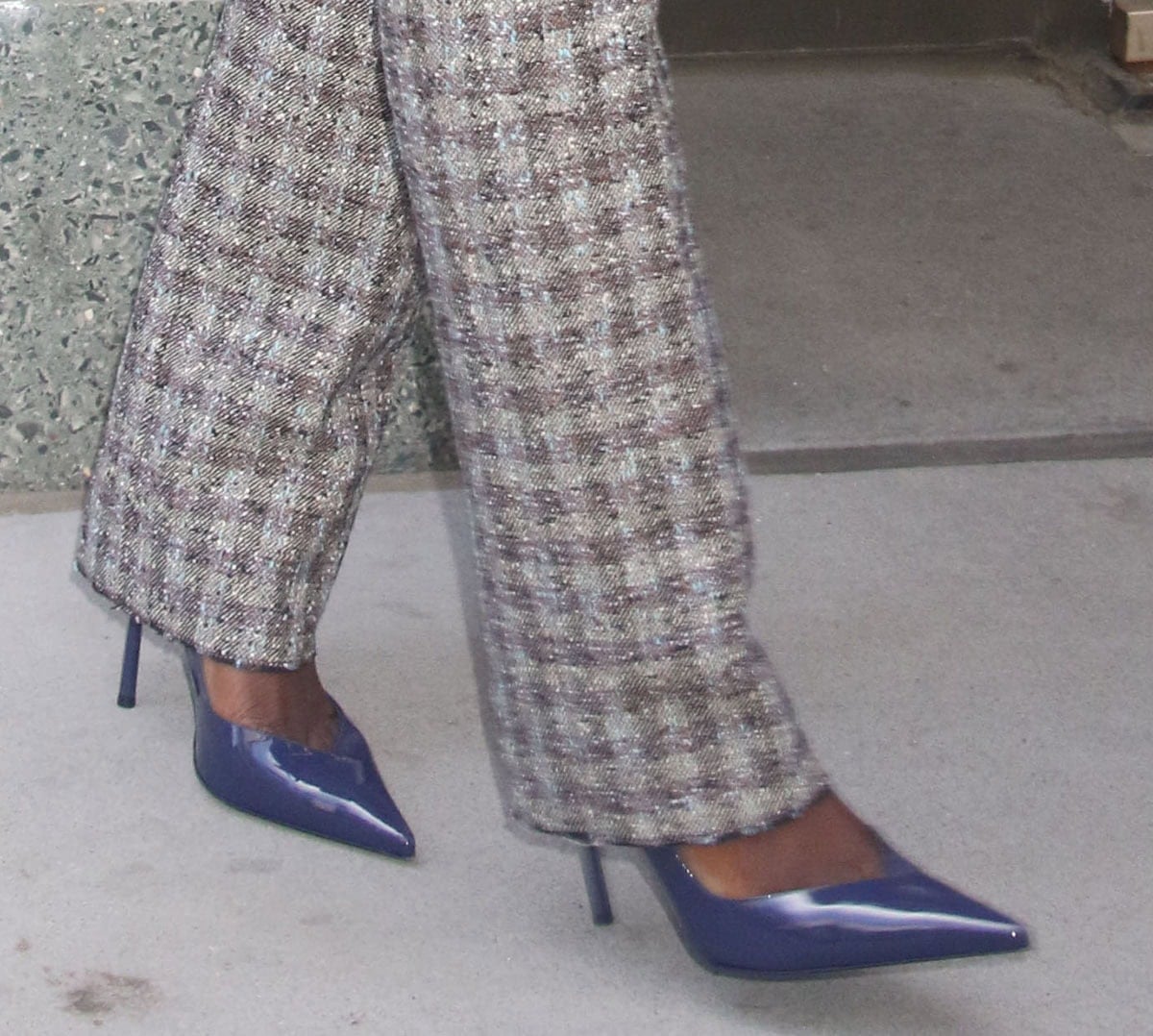 Jodie Turner-Smith slips into the architectural Le Silla “Vivienne” pumps in a striking color with V-shaped vamps, pointed toes, and geometric, razor-thin pin heels